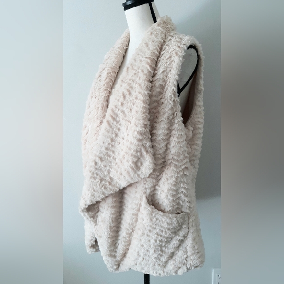 Jolt Faux Fur Vest - Picture 2 of 5